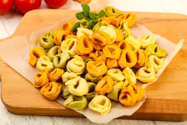 Tortellini Crudo Con Albahaca Listo Para Cocinar Sobre Fondo Madera — Foto de Stock