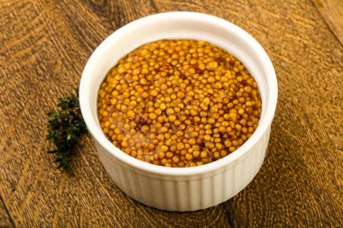 Dijon hardal kase kekik ile ahşap arka plan üzerinde sos