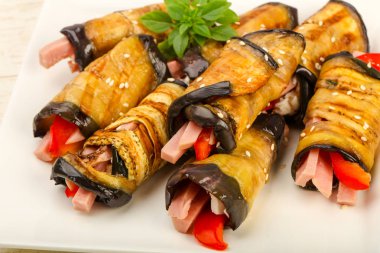 Jambon, peynir ve biber, ahşap masa arka plan ile doldurulmuş patlıcan