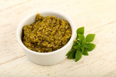 Fesleğenli pesto sos kase bırakır, ahşap masa arka plan