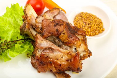 Kavrulmuş pork sosu ve baharatlar ile