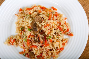 Asya pirinç - et ve havuç ile Plov 