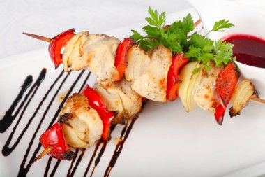 Beyaz tabakta sebzeli tavuk şiş