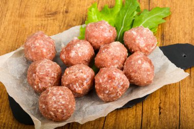 Ahşap arka plan üzerinde yemek pişirmek için çiğ köfte