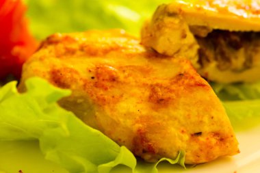 Kavrulmuş tavuk göğsü salatası ile ahşap masa arka plan üzerinde bırakır