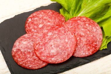 Salam sosis ahşap arka plan üzerinde dilimlenmiş