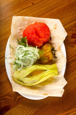 Ahşap arka plan üzerinde ızgara sebze pişmiş