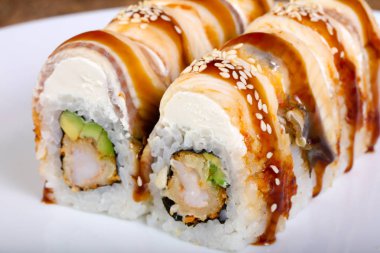 Tradittional Japonya yılan balığı beyaz plaka üzerinde rulo