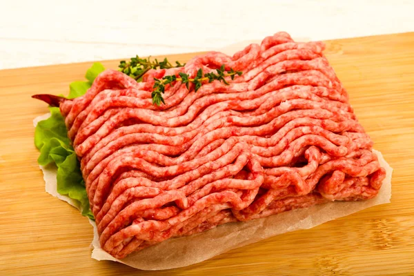 Rauw Gehakt Rundvlees Met Tijm Peper Houten Tafel Achtergrond — Stockfoto