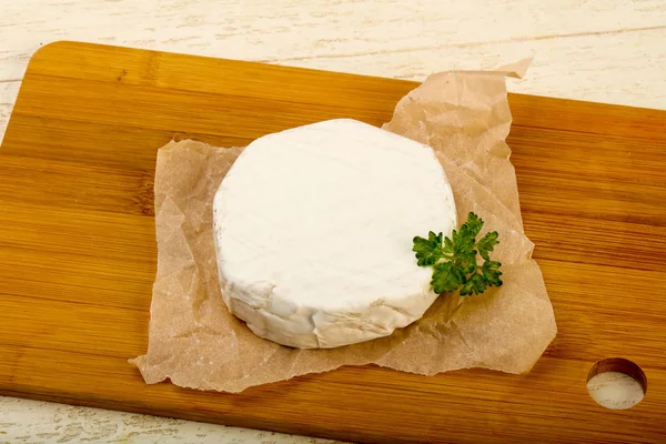 Queijo camembert com salsa — Fotografia de Stock