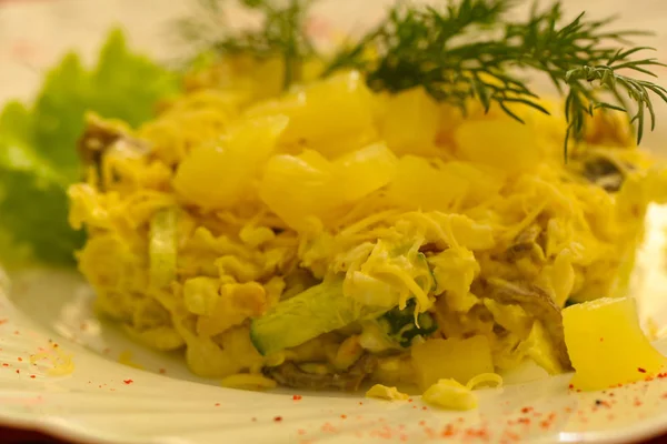 Salada Abacaxi Com Frango Prato Branco — Fotografia de Stock