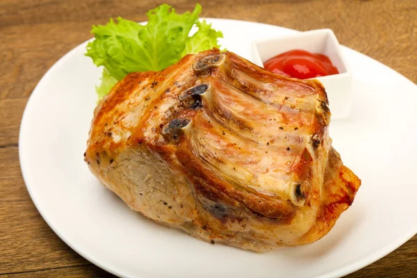 Geroosterd varkensvlees met saus en kruiden — Stockfoto