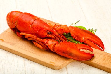 Haşlanmış ıstakoz doğrama tahtası üzerinde