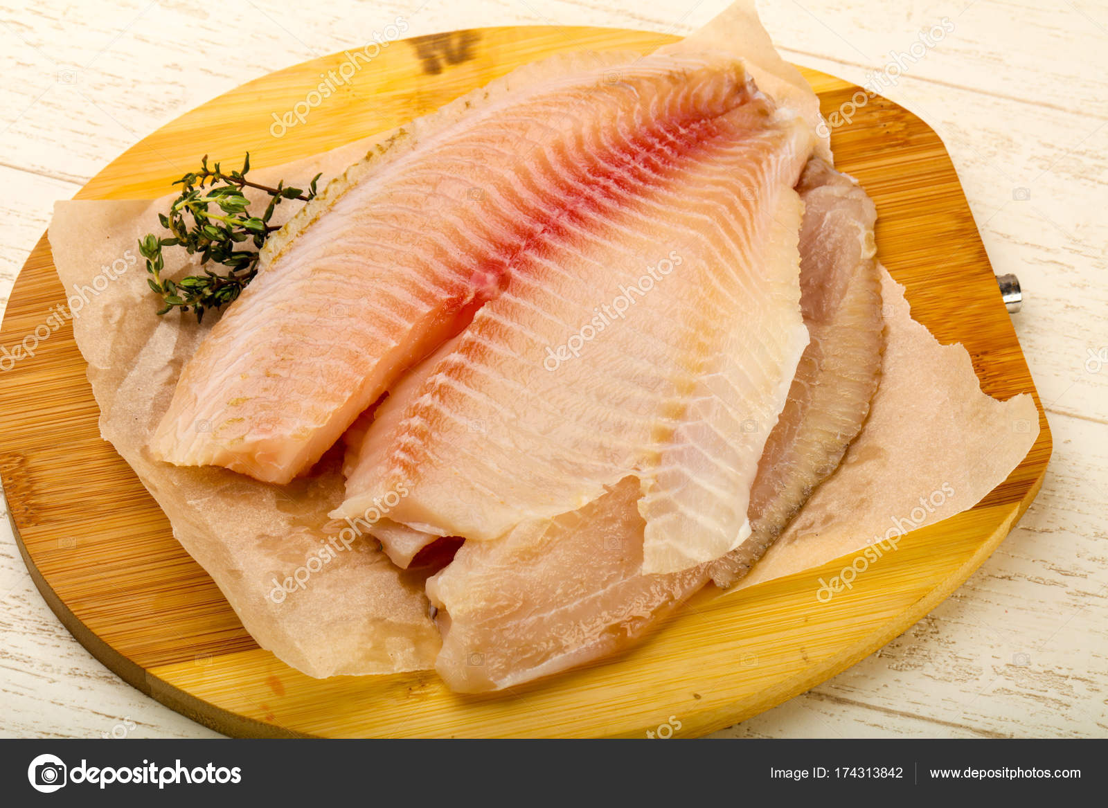 Filete de tilapia sobre papel de cocina — Foto de stock © AndreySt