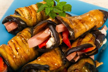 Jambon, peynir ve biber, ahşap masa arka plan ile doldurulmuş patlıcan