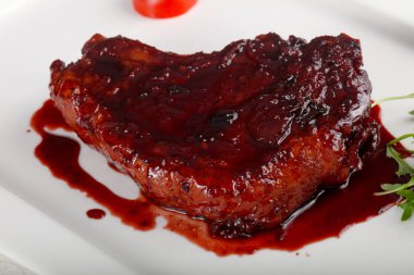 Closeup sığır eti beyaz tabakta berry soslu biftek 