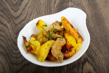 Domuz eti ile kızarmış patates