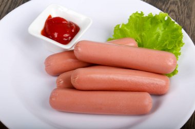 Haşlanmış sosis salata ile 