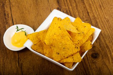 Nacho peynirli sos ile