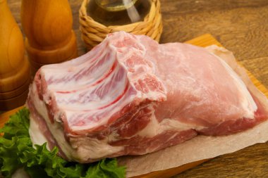 pişmemiş domuz eti