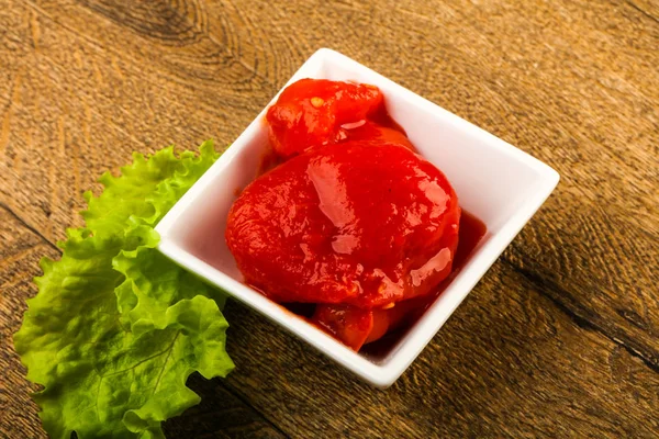 Geschälte Tomaten in Schüssel — Stockfoto