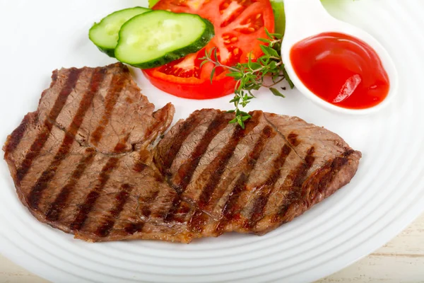 Gegrilde Biefstuk Met Saus Tijm Houten Achtergrond — Stockfoto