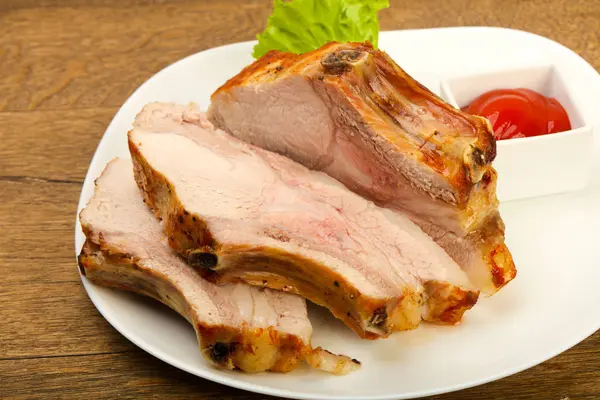 소스와 향신료와 함께 구운된 돼지고기 — 스톡 사진