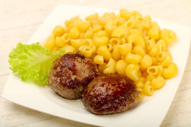 Beşamel sos ile makarna makarna