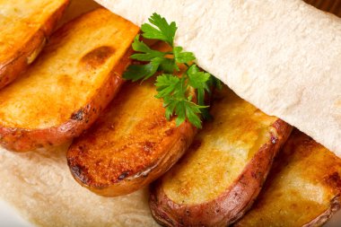 Ahşap arka plan üzerine dilimlenmiş patates