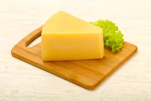 Queso parmesano con hojas de ensalada —  Fotos de Stock