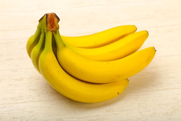 特写成熟的香蕉束 在白色桌背景 — 图库照片