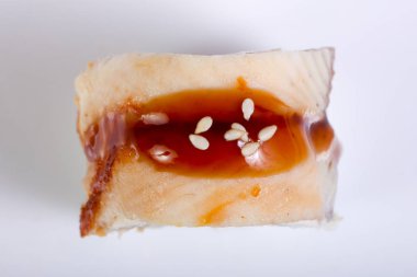 Tradittional Japonya yılan balığı beyaz plaka üzerinde rulo