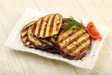 Izgara patlıcan petrol, dereotu ve sedir ahşap arka plan üzerinde deli