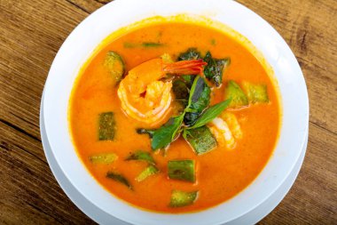 Karides, patlıcan ve fesleğen ahşap arka plan üzerinde baharatlı köri