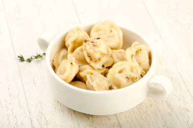 Tereyağı, biber ve baharat üzerine ahşap arka plan ile Rus köfte