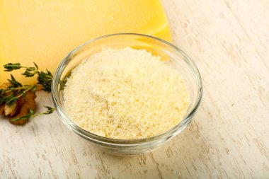 Parmesan rendelenmiş peynir yığın ceviz ve kekik ahşap arka plan üzerinde