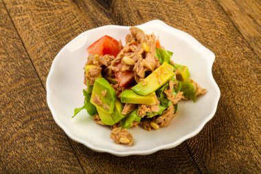 Domates soslu ton balığı ve avokado salatası. 