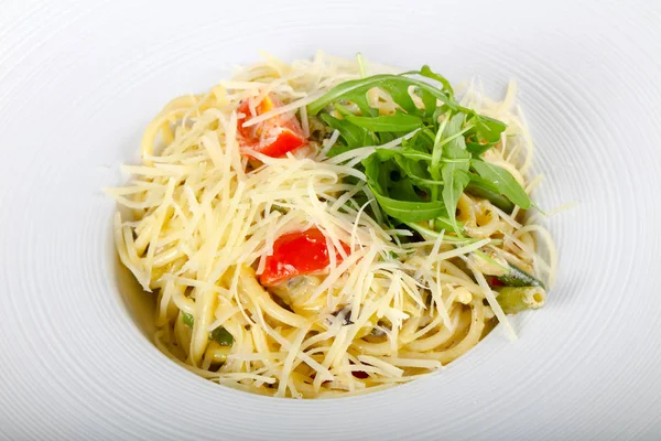 Pasta Mit Pilzen Serviert Mit Rucola Auf Holzboden — Stockfoto