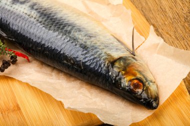 Biber ve baharat, ahşap masa arka plan ile salamura ringa balığı