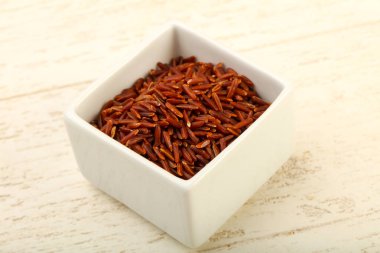 Ham kahverengi pirinç kase ahşap arka plan üzerinde