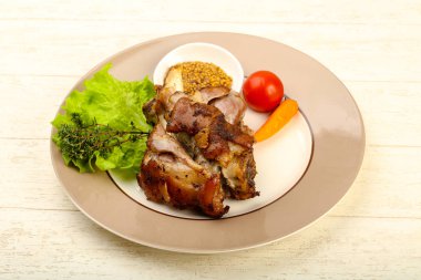 Kavrulmuş pork sosu ve baharatlar ile