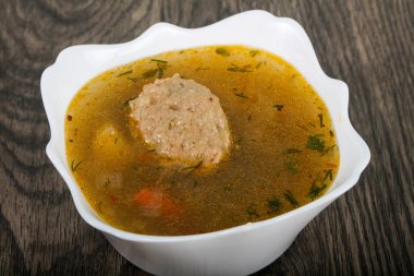 Çorba köfte, patates ve havuç ahşap arka plan üzerinde