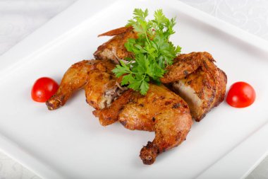 Ahşap masa üzerinde baharatlar kavrulmuş tavuk uyluk 