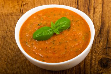 Gazpacho çorbası yeşil soğan ile