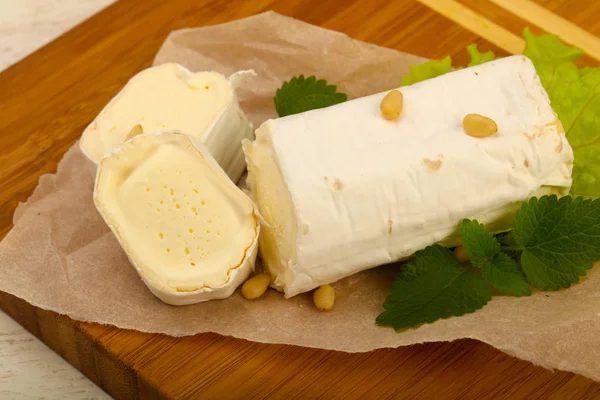 Brie cheese con insalata — Foto Stock