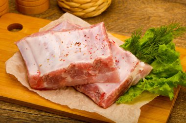 Çiğ domuz kaburgası