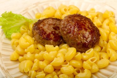 Beşamel sos ile makarna makarna