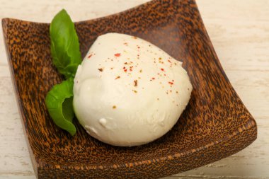 Fesleğen yaprakları ile Mozzarella peyniri 