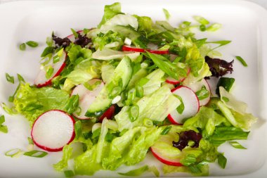 Turp, salatalık ve soğan beyaz plaka üzerinde diyet salata