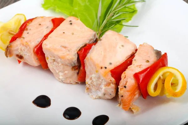 Lachsspieß Mit Pfeffer Und Zitrone Auf Holzgrund — Stockfoto